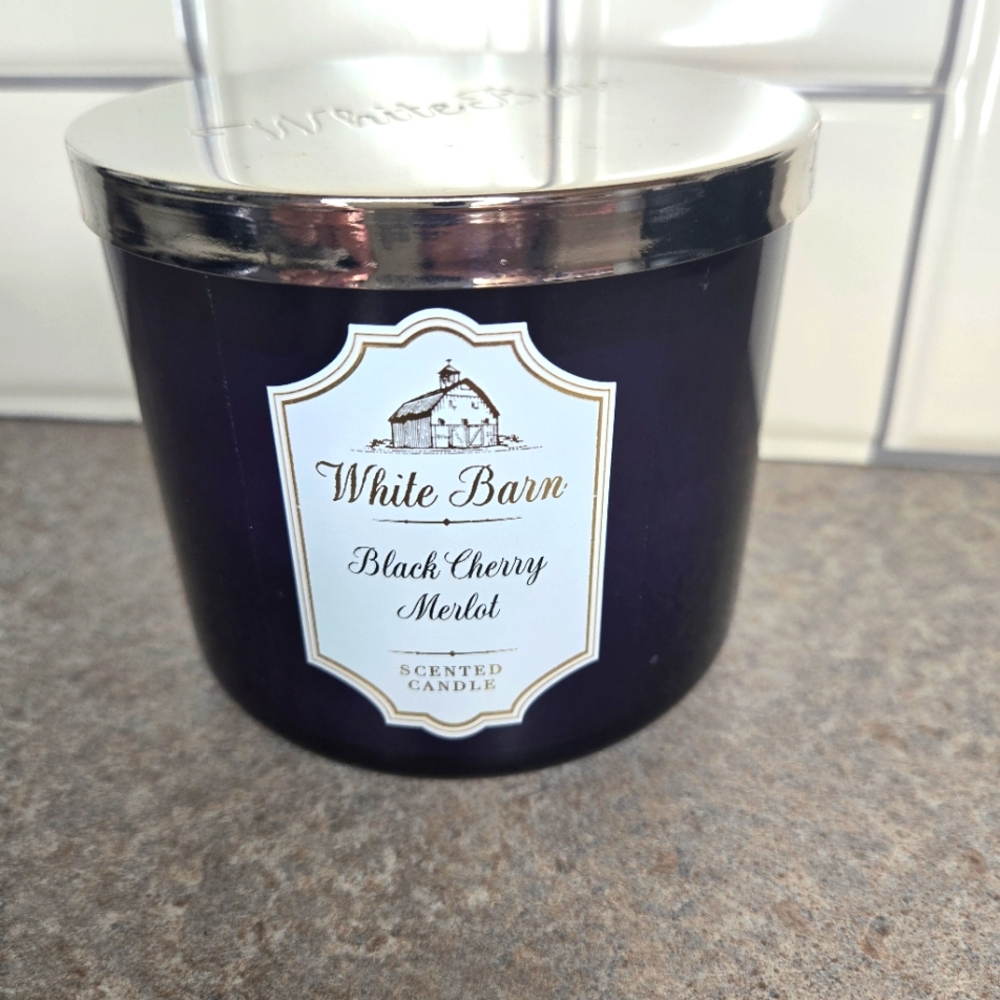 Bath & BodyWorks 3-wick Candle in  Black Cherry Merlot 🍷 🍒🆕